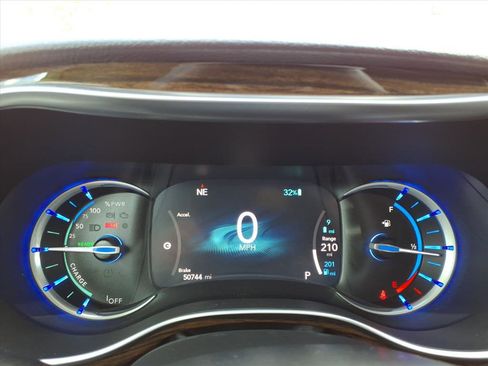 Used 2021 Chrysler Pacifica Limited w/ Uconnect Theater Family Group image 25