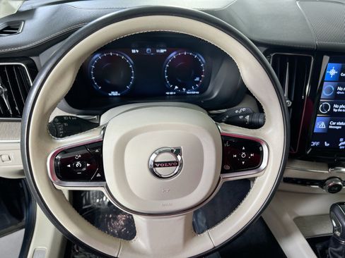 Used 2021 Volvo XC60 T5 Inscription image 11