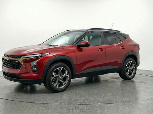Used 2025 Chevrolet Trax LT FWD image 3