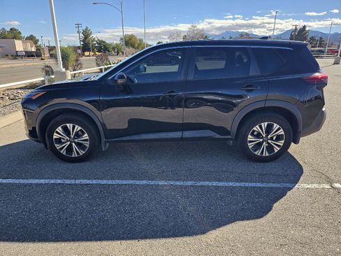 Used 2022 Nissan Rogue SV image 2