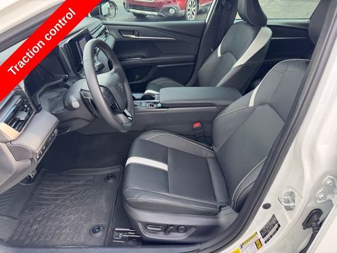 Used 2025 Toyota Camry SE w/ Convenience Package image 13