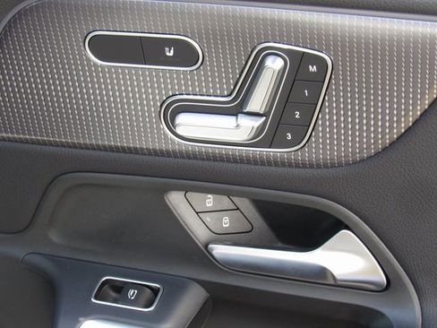 Used 2023 Mercedes-Benz EQB 300 4MATIC image 21