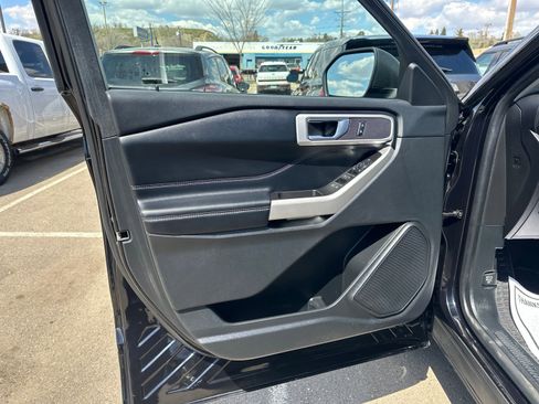 Used 2022 Ford Explorer XLT w/ Equipment Group 202A AWD/4WD image 17