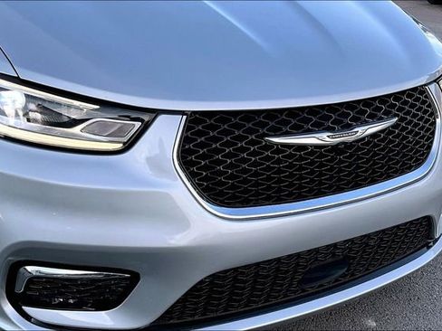 Used 2024 Chrysler Pacifica Touring-L image 33