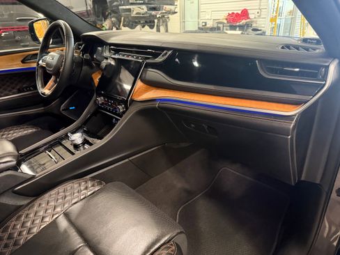 Used 2022 Jeep Grand Cherokee Summit image 8