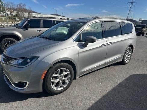Used 2017 Chrysler Pacifica Touring-L w/ Tire & Wheel Group image 17