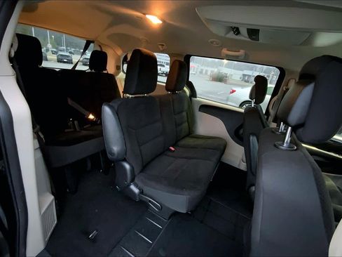 Used 2018 Dodge Grand Caravan SE w/ UConnect Hands-Free Group image 18