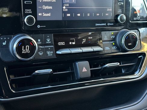 Used 2022 Toyota Highlander XLE FWD image 21