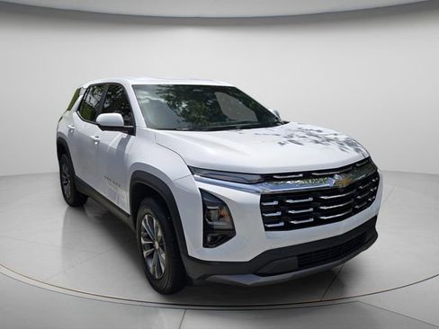 Used 2025 Chevrolet Equinox LT w/ Safety and Technology Package image 4