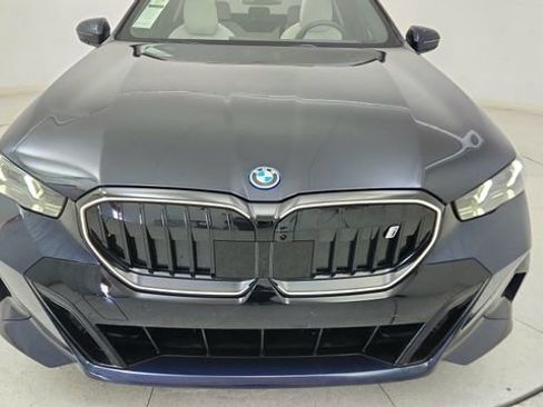 Used 2025 BMW i5 xDrive40 w/ M Sport Package image 9