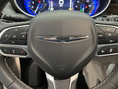 Used 2023 Chrysler Pacifica Limited FWD image 21