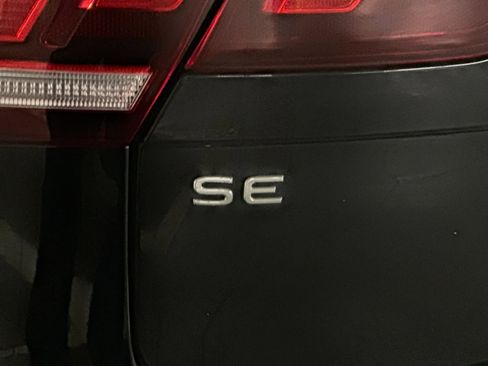 Used 2022 Volkswagen Tiguan SE image 32