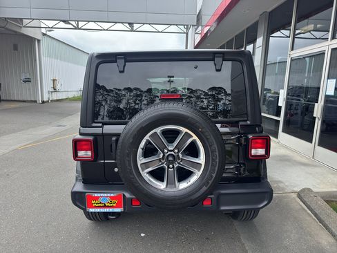Used 2020 Jeep Wrangler Unlimited Sahara AWD/4WD image 12