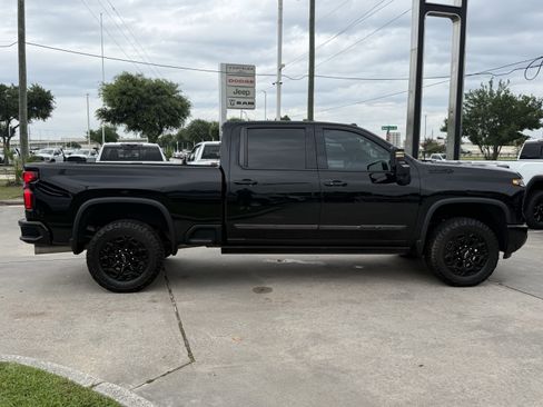 Used 2024 Chevrolet Silverado 2500 High Country w/ High Country Premium Package AWD/4WD image 3