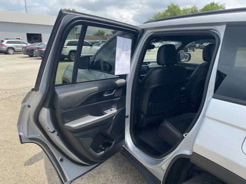 Used 2023 Jeep Grand Cherokee Altitude AWD/4WD image 30