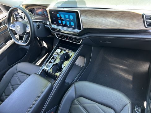 Certified 2025 Volkswagen Atlas SE FWD image 10
