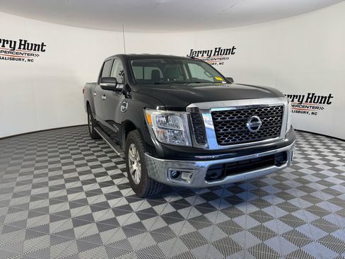 Used 2017 Nissan Titan SV image 7