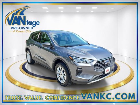Used 2023 Ford Escape Active AWD/4WD image 3