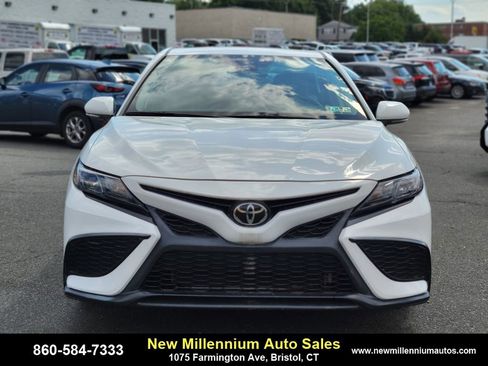 Used 2024 Toyota Camry SE image 8