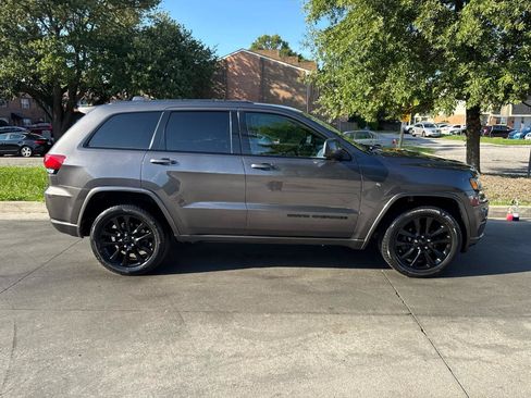 Used 2017 Jeep Grand Cherokee Altitude AWD/4WD image 3