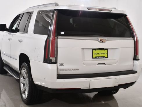 Used 2018 Cadillac Escalade Luxury AWD/4WD image 14