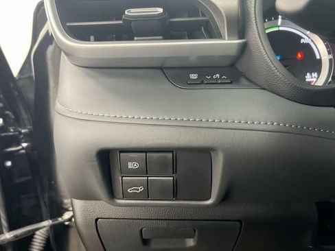 Used 2024 Toyota Highlander LE AWD/4WD image 19