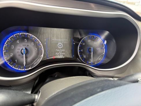 Used 2020 Chrysler Pacifica Touring-L FWD image 12