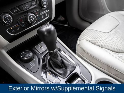 Used 2019 Jeep Cherokee Limited w/ Luxury Group AWD/4WD image 40