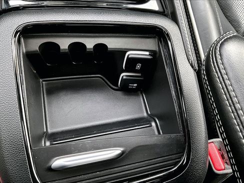 Used 2025 Chrysler Pacifica Limited image 40