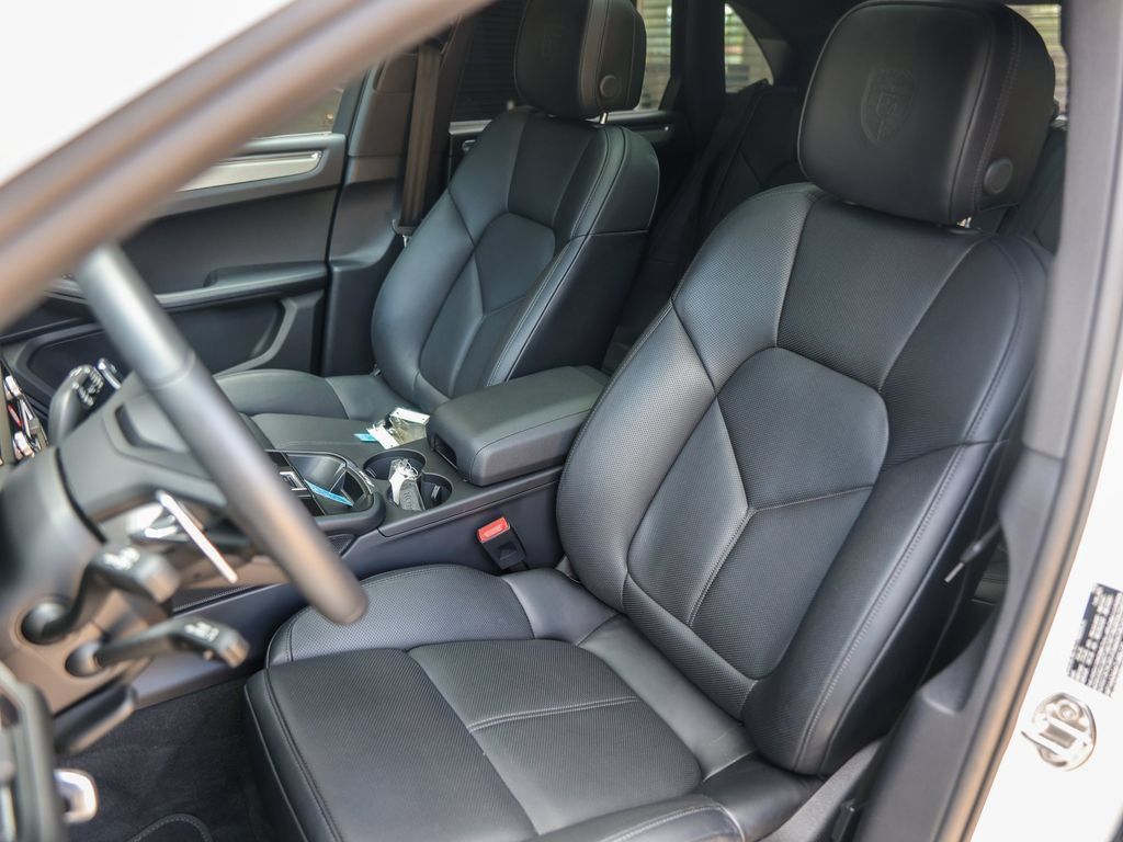Certified 2026 Porsche Macan AWD/4WD image 4