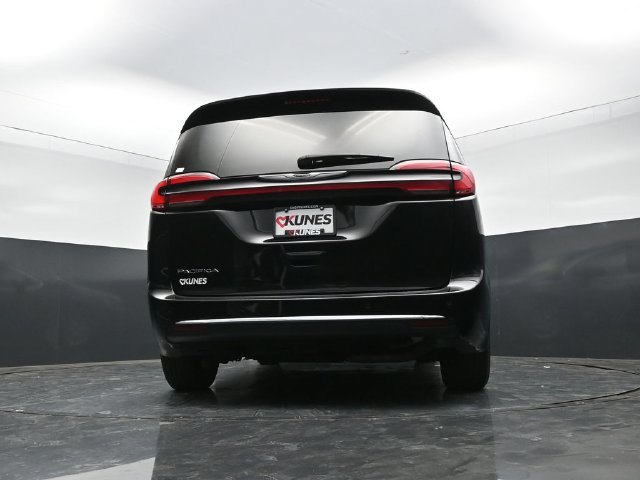 Used 2024 Chrysler Pacifica Touring-L FWD image 48