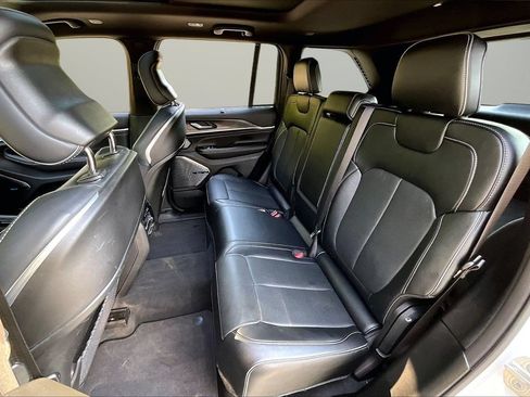 Used 2023 Jeep Grand Cherokee Overland w/ Luxury Tech Group IV AWD/4WD image 23
