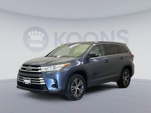 Used 2017 Toyota Highlander LE FWD image 1
