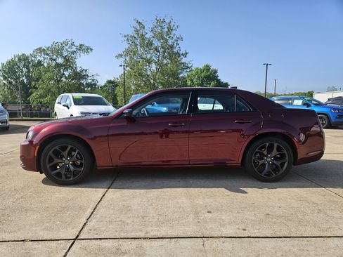 Used 2022 Chrysler 300 Touring w/ Sport Appearance Package image 3