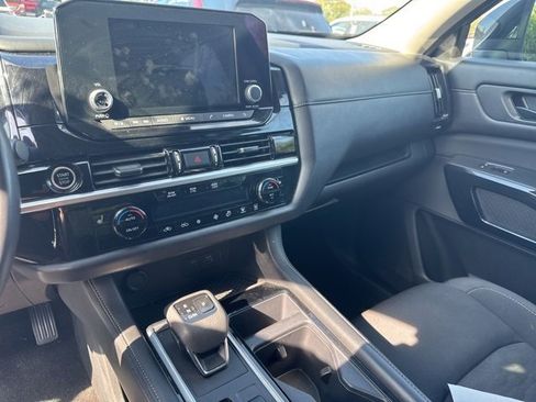 Used 2024 Nissan Pathfinder SV image 11