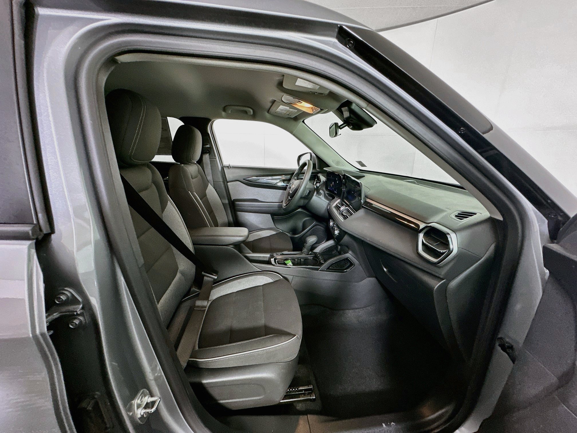 Used 2025 Chevrolet TrailBlazer LT FWD image 32