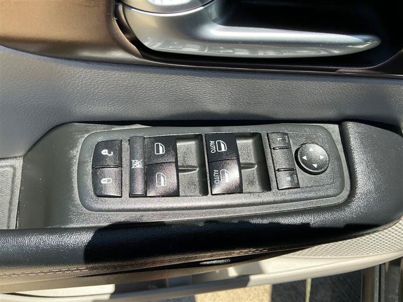 Used 2018 Chrysler Pacifica Touring-L FWD image 28