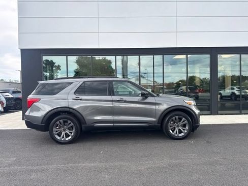 Used 2023 Ford Explorer XLT w/ Equipment Group 202A AWD/4WD image 2