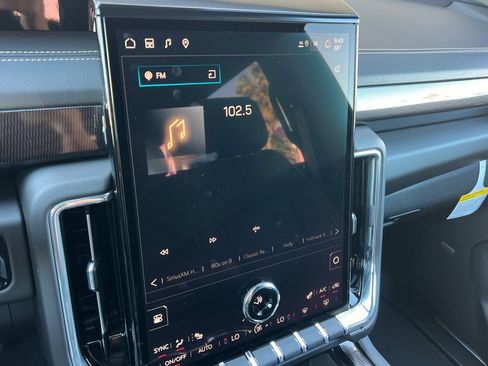 Used 2025 GMC Yukon XL Elevation image 28