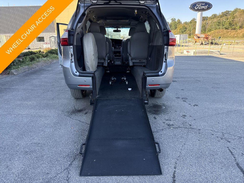 Used 2017 Toyota Sienna XLE Premium FWD image 49