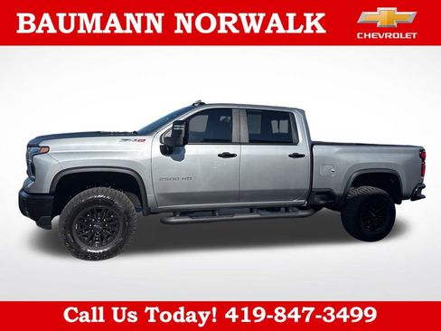 Used 2025 Chevrolet Silverado 2500 ZR2 w/ Technology Package AWD/4WD image 4