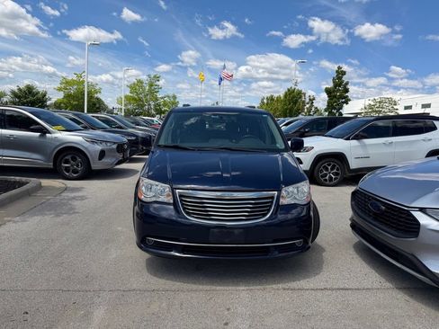 Used 2013 Chrysler Town & Country Touring FWD image 2