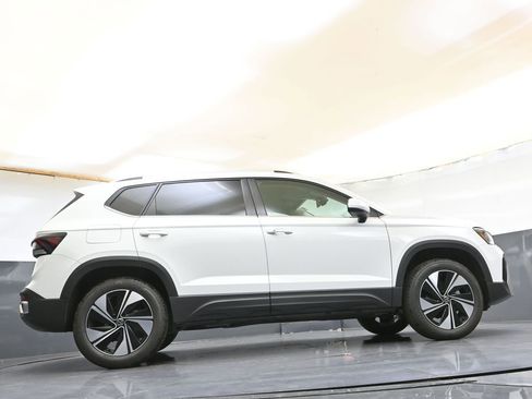 Used 2025 Volkswagen Taos SE image 32