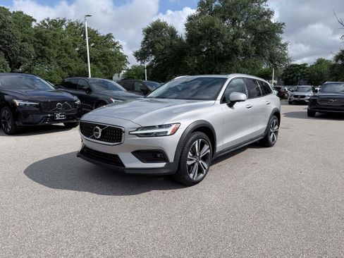 Certified 2025 Volvo V60 B5 Cross Country Plus AWD/4WD image 2