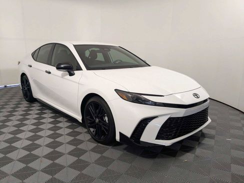 Certified 2026 Toyota Camry Hybrid FWD image 3
