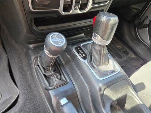 Used 2019 Jeep Wrangler Unlimited Sahara AWD/4WD image 15