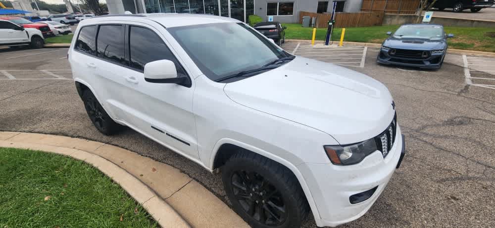 Used 2018 Jeep Grand Cherokee Altitude RWD image 2