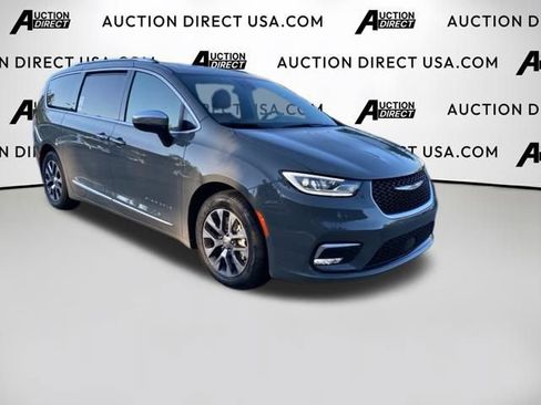 Used 2023 Chrysler Pacifica Pinnacle image 2