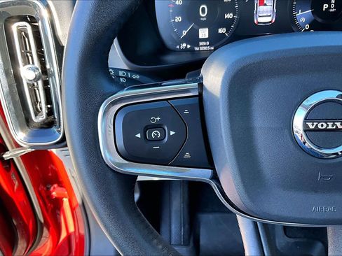 Used 2019 Volvo XC40 T4 Momentum image 21