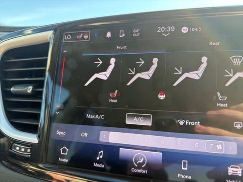 Used 2023 Chrysler Pacifica Touring-L FWD image 32